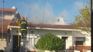 Se prendió fuego un departamento y se derrumbó el techo: intenso trabajo de bomberos y rescatistas