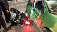Automovilista giró a la izquierda en una avenida y provocó un brutal accidente: un motociclista herido