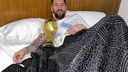 Messi amaneciendo con la Copa, el palo santo de la defensa y Chucky, el muñeco maldito que trajo suerte