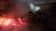 Importante trabajo de bomberos para apagar un incendio que se desató en un corralón