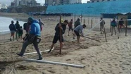 Quitan un cerco y rompen carpas de una playa en reclamo de mayor espacio público