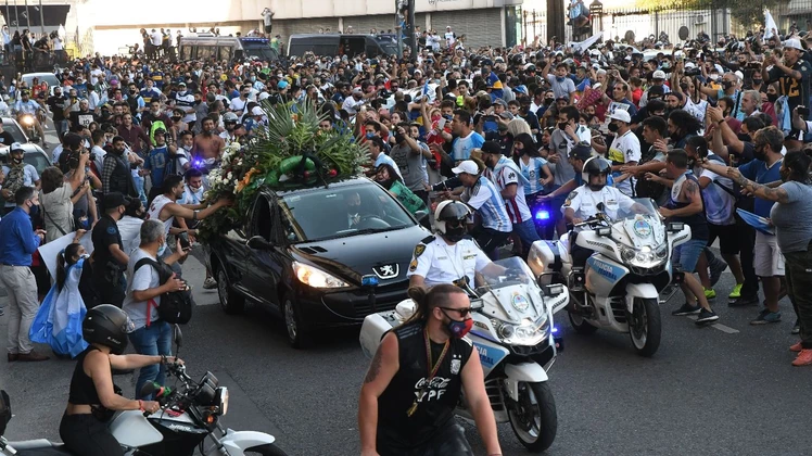 Los restos de Diego Maradona ya van camino al cementerio 0223