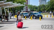 En la terminal ferroautomotora la demanda de taxis es constante pero normal. Foto: 0223.