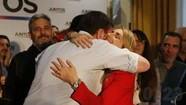 Guillermo Montenegro abraza a Marina Sánchez Herrero, futura presidenta del Concejo Deliberante.