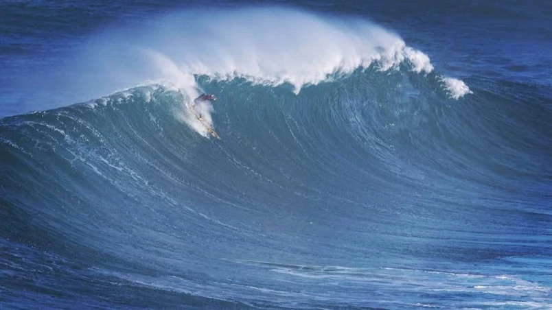 Un marplatense desafía las impresionantes olas gigantes de Nazaré