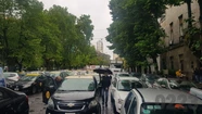 Paran taxistas y remiseros en Mar del Plata en rechazo a Uber