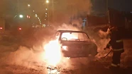 El fuego arrasó un auto en Mario Bravo y Cerrito: los daños fueron totales