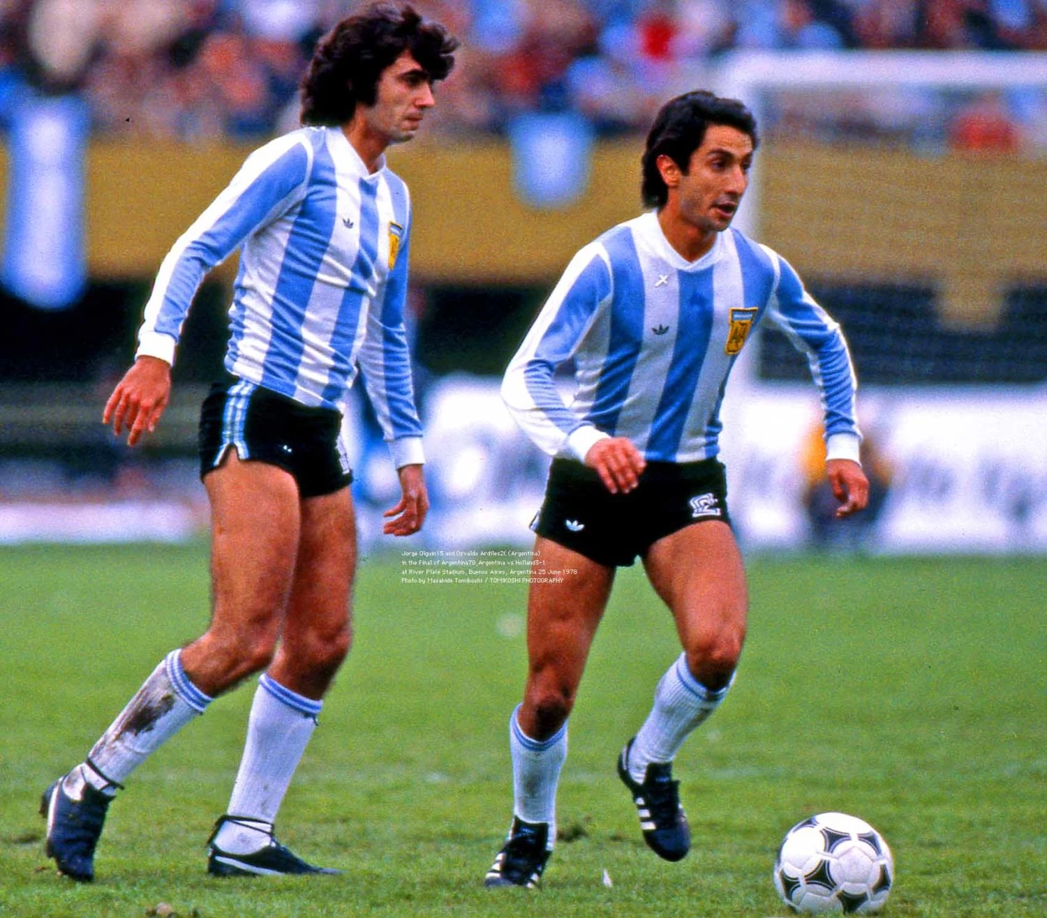 Jorge Olguín (izquierda) junto a Osvaldo Ardiles en la final de Argentina ante Holanda en 1978 (Foto: Tomikoshi).