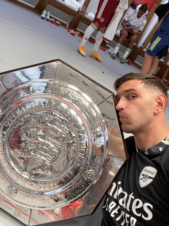 El título que lo cambió todo. Emiliano Martínez celebra la Community Shields con Arsenal, su primer trofeo profesional.