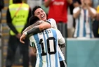 Enzo Fernández se abraza con Messi: hace cinco años, le pedía que no se retire de la Selección.