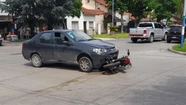 Brutal choque en Paso y Dorrego: una moto quedó debajo de un auto 