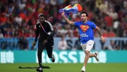 Qatar 2022: un hincha invadió el campo de juego con la bandera LGBT+
