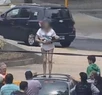 La mujer subió al techo del auto con el bebé en brazos.