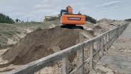 Remueven arena del Puerto y la vuelcan en Playa Grande para recuperar espacio público