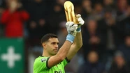 El Aston Villa homenajeó a "Dibu" Martinez en el triunfo ante Fulham 