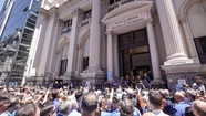 Trabajadores del Banco Central realizaron un abrazo a la entidad contra la propuesta de cierre de Javier Milei