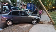 Susto en la plaza de Dorrego: un conductor venía borracho y se chocó un poste de luz 