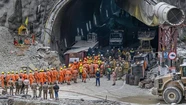India: rescatan a 41 obreros que estuvieron atrapados 17 días en un túnel