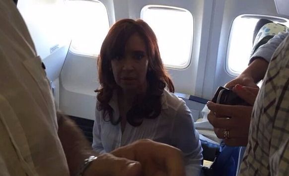 Cristina viajó en clase turista a Río Gallegos: "No vi la asunción de Macri"