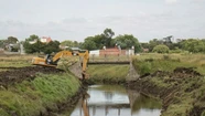 Intervienen en el arroyo La Tapera con obras de perfilado del curso de agua 