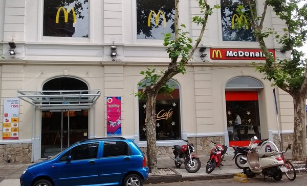 Evacuaron un McDonald's por un incendio en una parrilla | 0223