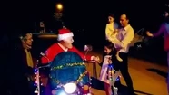 Video: Papá Noel repartió regalos en moto
