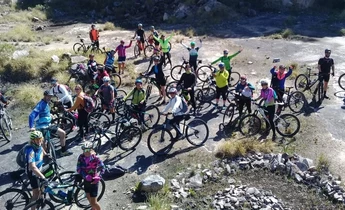 Un grupo de ciclistas invita a pedalear para "dejar las mochilas" y cambiar la energía