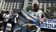 Manifestantes esperan la lectura del veredicto contra Cristina Kirchner en las puertas de Comodoro Py. Foto: Télam.