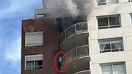 Dramáticos videos: un nene se cuelga de un balcón en el piso 13 para escapar de un incendio en Tigre