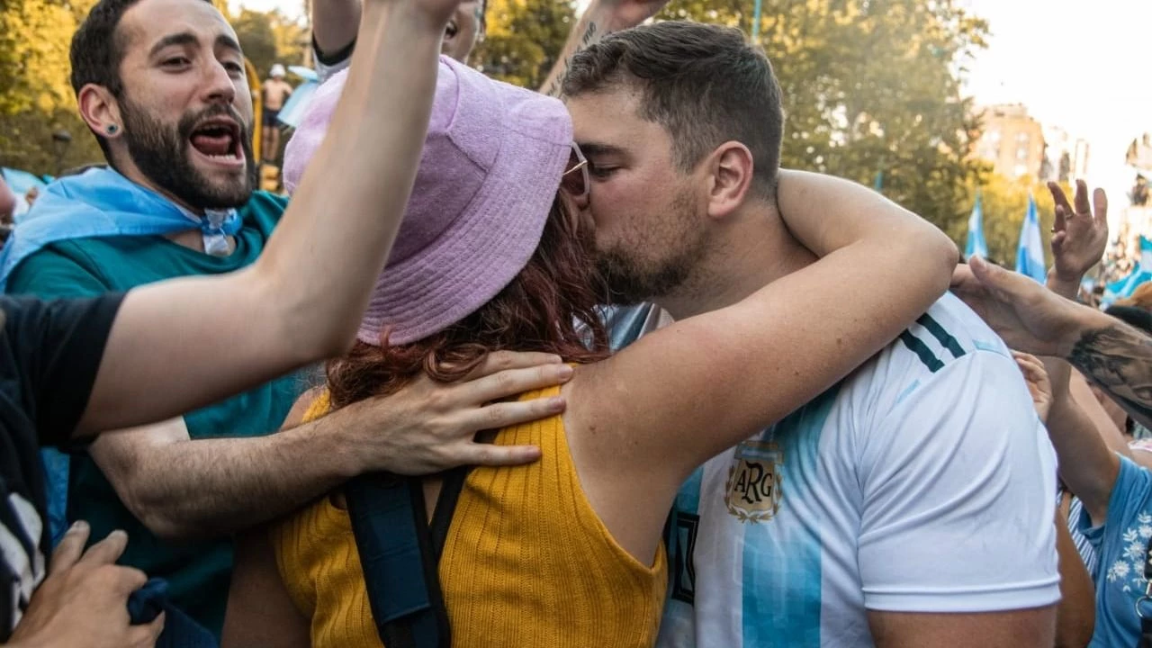 Los testigos no salían de su asombro por la propuesta de casamiento en medio de los festejos de Argentina campeón. Foto: @ph.ned73