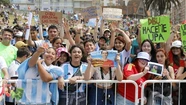 Con carteles y camisetas argentinas, los hinchas alientan por Emiliano Martínez. Fotos: Diego Berrutti para 0223.