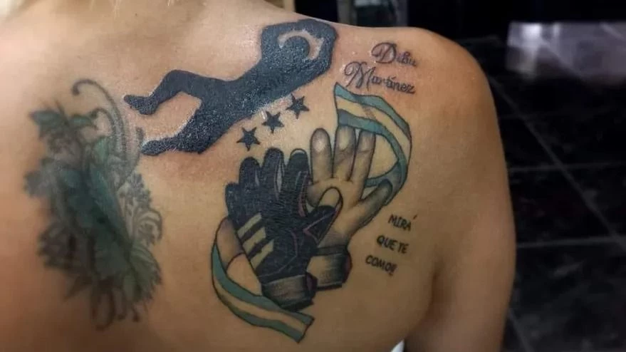 Así quedó el tatuaje arreglado del "Dibu" Martínez.