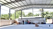 Instalan el techo del polideportivo del club Mar del Sud