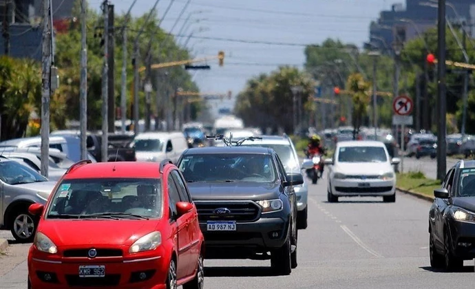 Cerca de un millar de autos circula por la Autovía 2 con destino a Mar del Plata. Foto archivo: 0223.