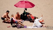 Sol y playa: así disfrutaron los turistas  este viernes en Mar del Plata. Foto: 0223.
