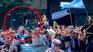 Video: así fue el botellazo que le tiraron a Javier Milei cuando iba hacia la Casa Rosada