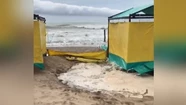 La marea subió hasta la línea de carpas en Punta Mogotes y provocó algunos daños en balnearios
