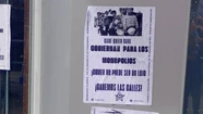 Los manifestantes realizaron una pegatina de afiches sobre la vidriera de un supermercado de Córdoba y Rivadavia.
