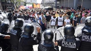 Piqueteros se enfrentaron con la Policía en su camino hacia Plaza de Mayo.