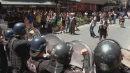 Tensión entre manifestantes y la Policía porteña en medio de la avenida Corrientes