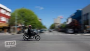 Motos 0km: con casco y chaleco con el número de la patente