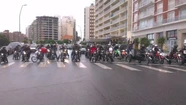 Ni la lluvia los paró: motoqueros de caravana contra el "patentamiento humano"