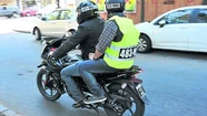 Cuánto les cuesta a los motociclistas el chaleco y el casco de Scioli